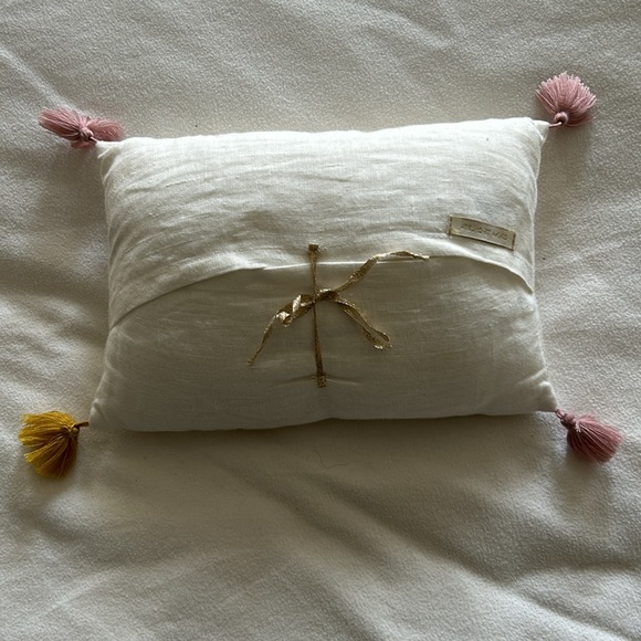 Linen pillow with tassels. - Picture 2 of 5